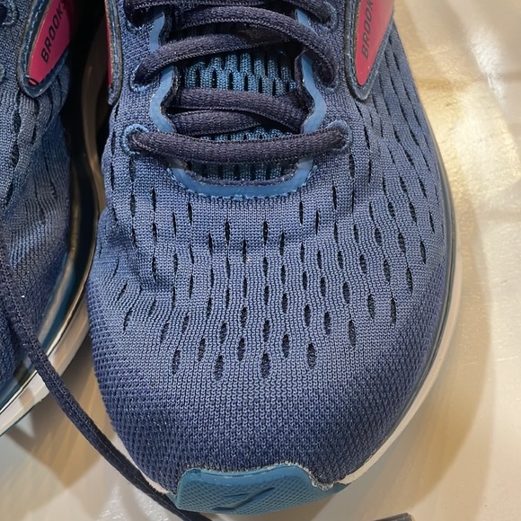Brooks Women's Dyad 11 Running Shoe. Size 7 EUC - Picture 5 of 14